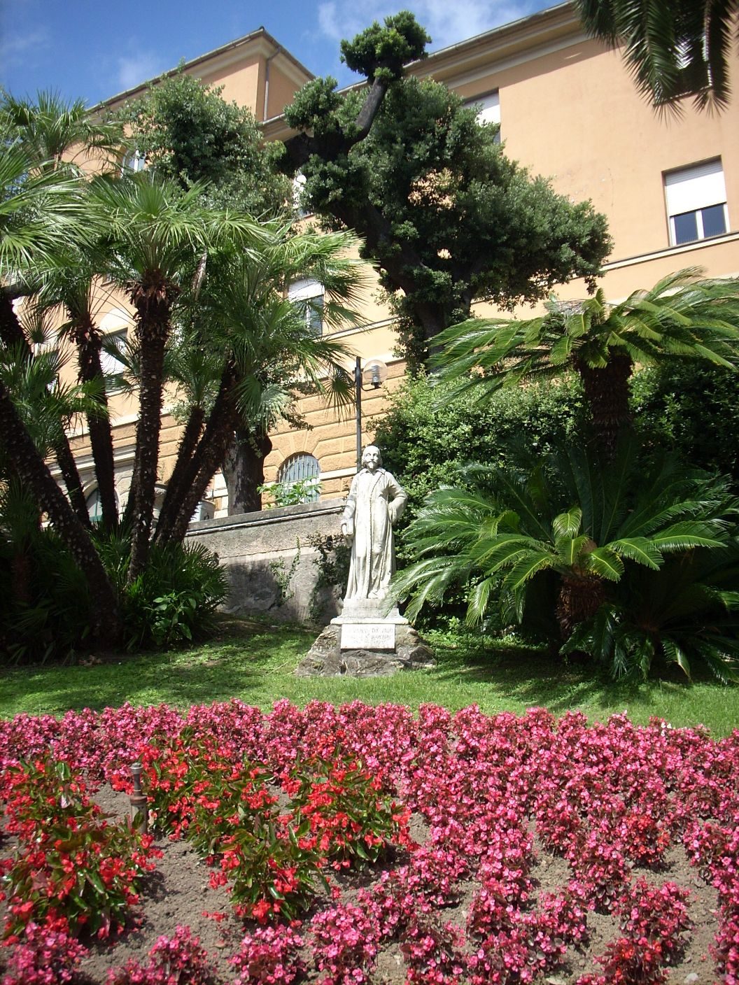 Giovanni da Vigo s monument, Rapallo, Italy - 01.JPG